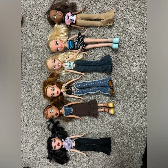 Bratz carrying case with dolls and accessories!!!